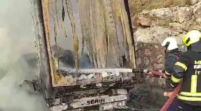 Tarsus'ta cam yüklü tır yandı