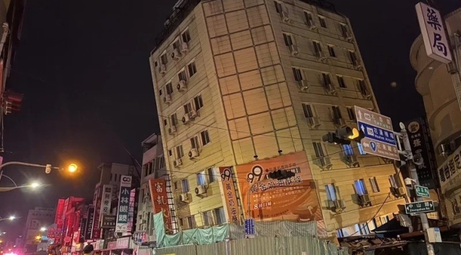 Tayvan'daki depremde bina yan yattı