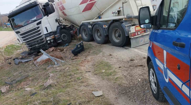 Tokat'ta feci kaza: Vatandaş yola, araç tarlaya savruldu