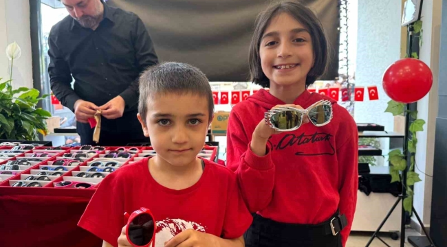 Tuzla'da çocuklara 23 Nisan hediyesi: Yüzlerce gözlük dağıtıldı
