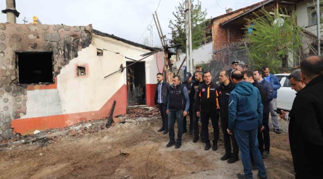 Vali Taşolar'dan 2 evin yandığı, 2 ev ve 2 ahırın hasar gördüğü köyde inceleme