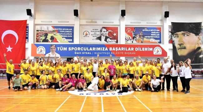 Antalya'da veteranlar badminton şenliği başladı