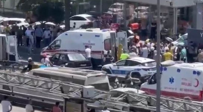 Avcılar'da Tofaş araç önce yayaya sonra elektrik direğine çarptı: 1'i çocuk 5 kişi yaralandı