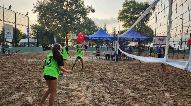 Gölcük'te plaj voleybolu turnuvası başladı