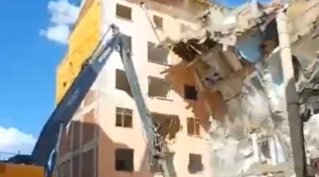 İş makinesinin tek darbesi, ağır hasarlı binayı yerle bir etti