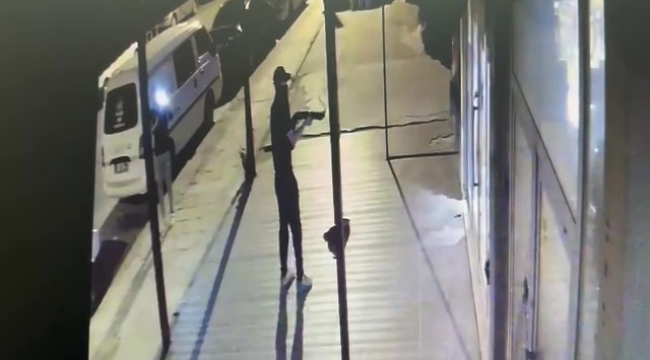 Biri ateş etti, diğeri cep telefonuyla görüntüledi