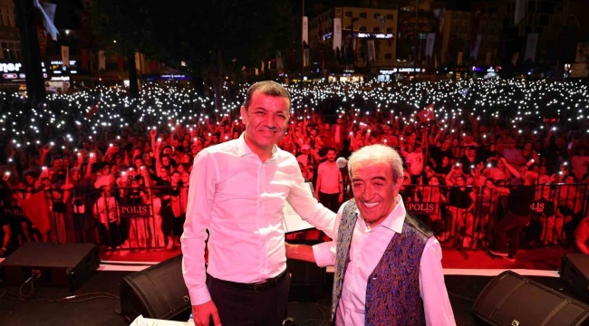 Denizli'de Zafer Bayramı coşkusu Edip Akbayram ile yaşandı