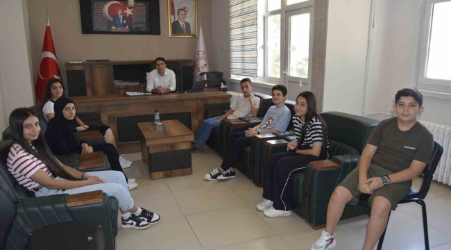 Dicle Kaymakamlığı LGS sınavında dereceye giren öğrencileri ödüllendirdi