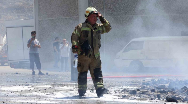 İzmir'deki yangında 3 fabrika, 5 araç zarar gördü