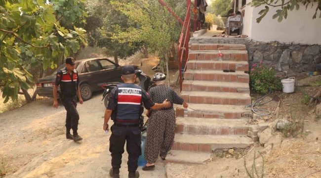 Jandarmanın yardım eli vatandaşlara uzandı