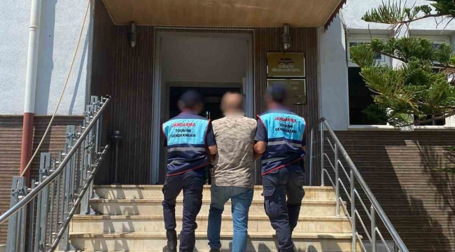 Kapısına gelen ekipleri görünce balkondan atlayıp kaçmaya çalıştı, kovalamacayla yakalandı