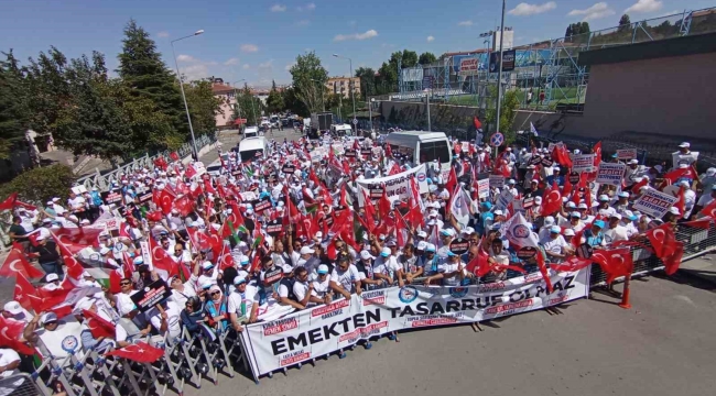 Memur-Sen Konfederasyonu'na bağlı sendikalar Bolu'dan başlattıkları yürüyüşü Ankara'da sonlandırdı