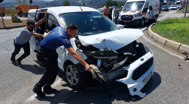 Samsun'da hafif ticari araç kamyonla çarpıştı: 1 yaralı