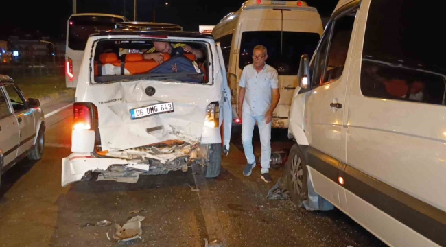 Tur minibüslerinin kazasında 4 araç hasar gördü, turistler büyük korku yaşadı