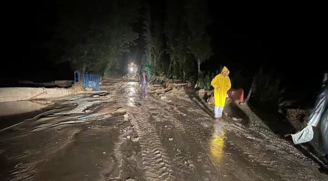 Çorum'da etkili olan sağanak yağış ve rüzgar hayatı felç etti