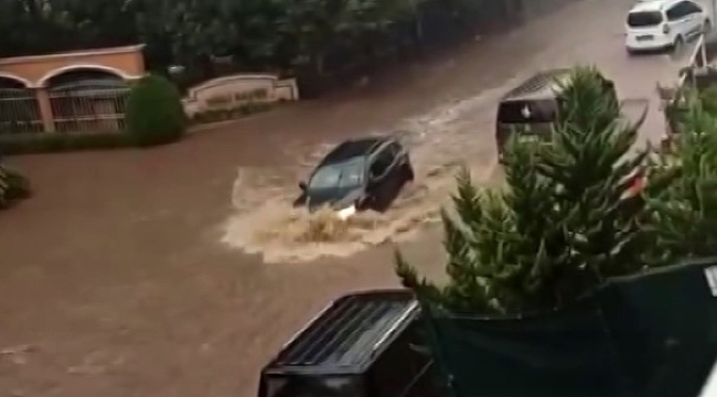 İstanbul'da sağanak yağış: Sürücüler zor anlar yaşadı