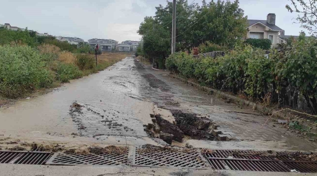 Sağanak yağışta yolda çukur oluştu