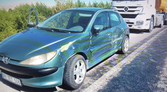 Tır otomobili sürükledi 3 yaralı