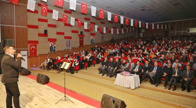 Ağrı'da müzik öğretmeni Nizamettin Ardin'den meslektaşlarına özel konser