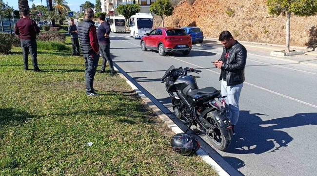 Antalya'da motosiklet minibüsle çarpıştı: 2 yaralı