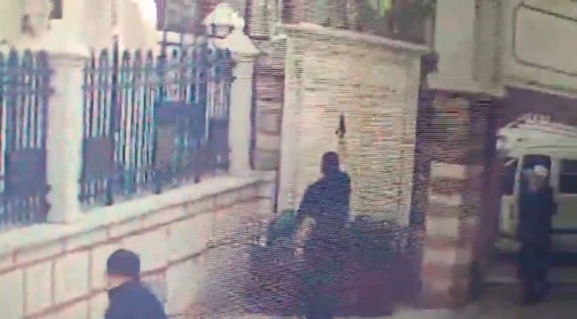 Fatih'te cami avlusuna gelen bir kişi silahla havaya ateş açtı