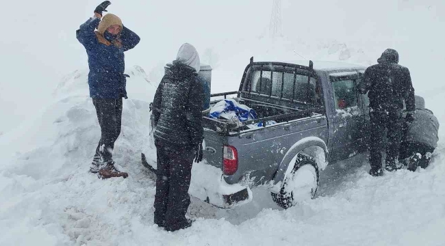 Macahel'de kar sürprizi: Mahsur kalan Fransız turistler kurtarıldı