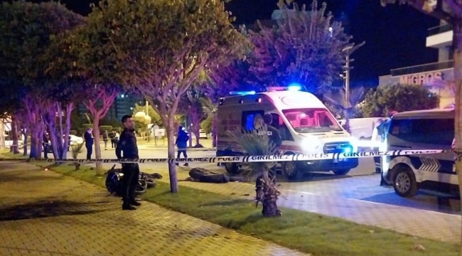 Mersin'de motosiklet ağaca çarptı: 2 ölü