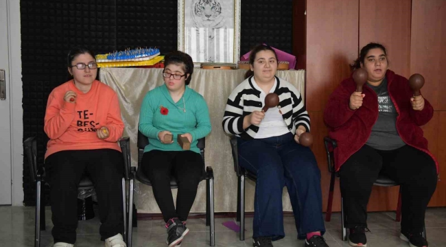 Özel öğrenciler iletişim becerilerini müzikle geliştiriyor