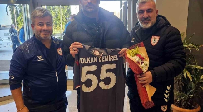 Samsunspor taraftarlarından, Volkan Demirel'e çiçek ve forma hediyesi