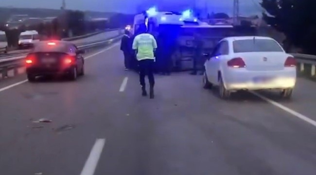 Bariyerlere çarpan işçi servisi yan yattı: 15 yaralı