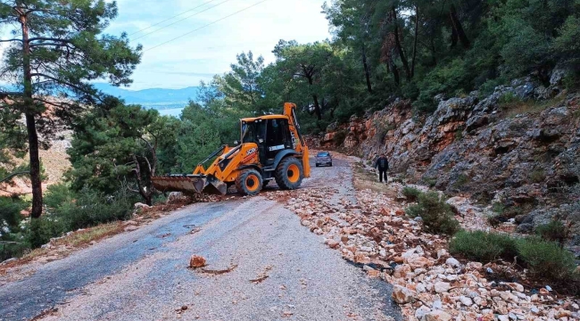 Finike'de taş ve mıcırla kaplanan yol temizlendi