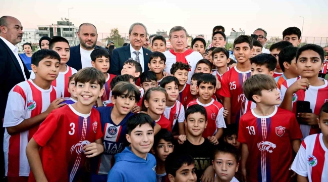 Futbolu toz toprak içinde değil, soyunma odalı çim sahada oynayacaklar