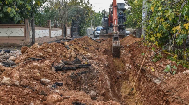 Kanal Mahallesi'nde Büyükşehir içme suyunu, Kepez asfaltı yeniliyor