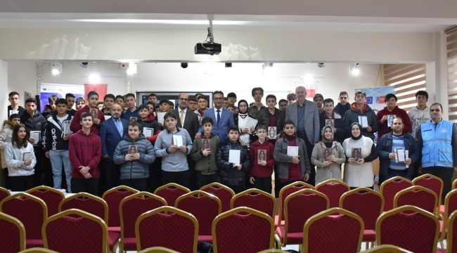 Karaman'da öğrencilere Kur'an-ı Kerim hediye edildi