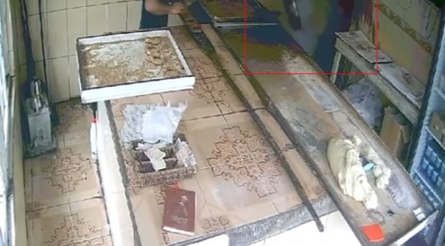 Kızgın pekmezi başından aşağı döktü, o anlar kamerada