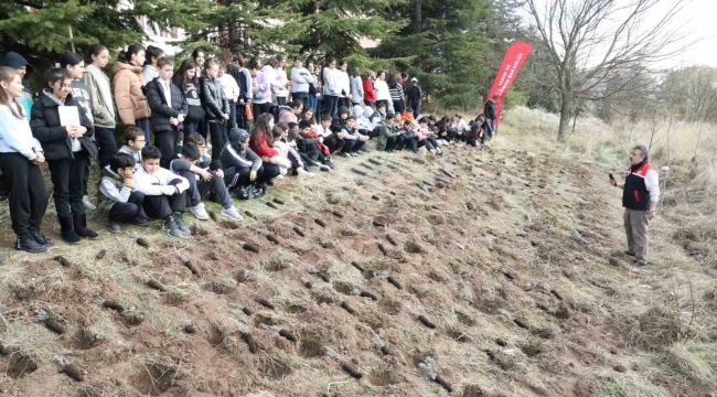Okul arazisine lavanta, biberiye, kekik ve adaçayı fidanları diktiler