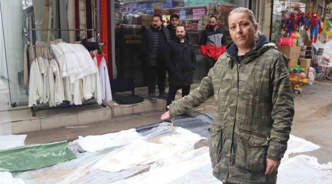 Tarihi çarşıdaki su ve çamura 'halı ve perdeli' çözüm