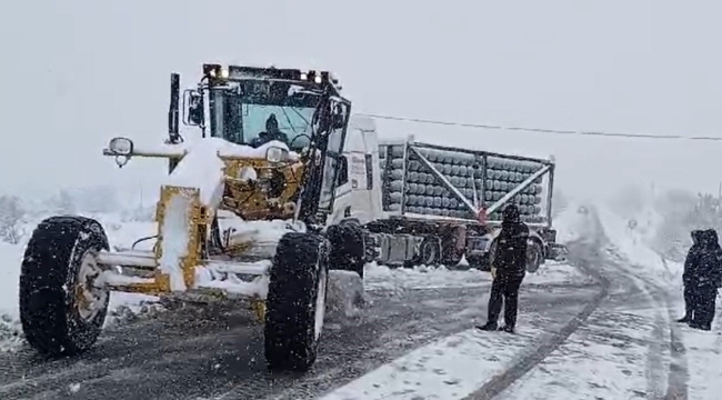 Elazığ'da kar yağışında yolda kalan tırlar, ekipler tarafından kurtarıldı