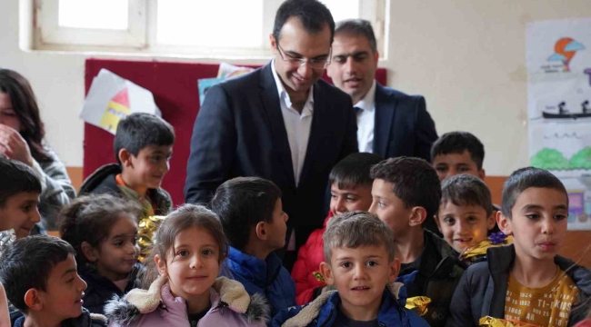 Şırnak'ta kadınların ördüğü bere, atkı ve eldiveneler öğrencilere dağıtıldı