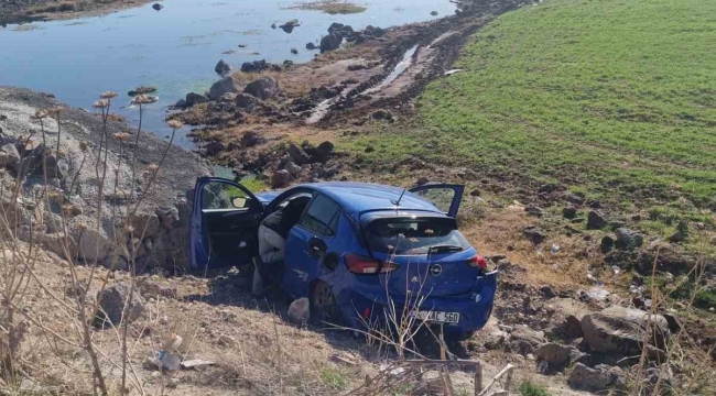 Yoldan çıkan otomobil taşlara çarptı: 2 yaralı