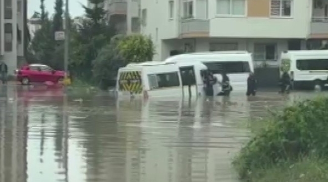 Adana'yı sağanak vurdu, öğrenci servisi su birikintisinde mahsur kaldı