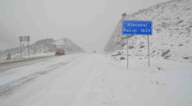 Antalya-Konya kara yolunda kar yağışı