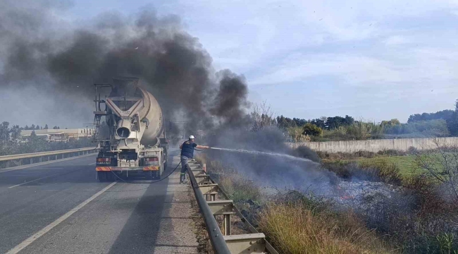 Araçtan atılan sigara yol kenarında yangın çıkardı, ilk müdahale beton mikserinden geldi