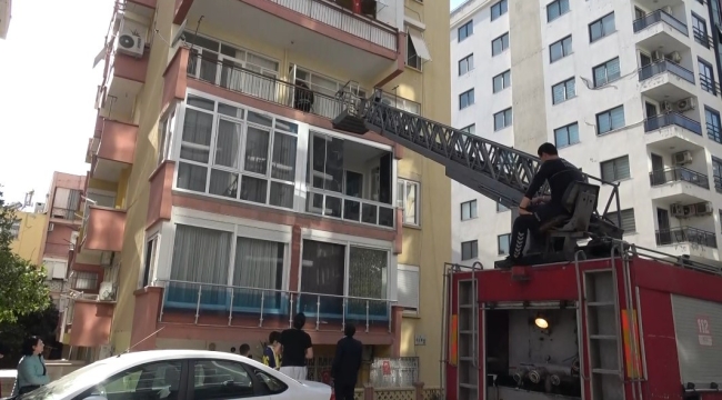 Balkondan merdivenle daireye giren ekipler yaşlı adamı uyurken buldu