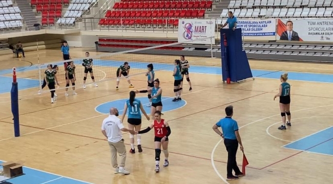 Bayburtlu kadın voleybolcular tüm maçları kazanarak finale yükseldi