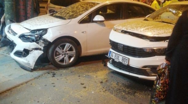 Bayrampaşa'da feci kaza kamerada: Otomobil kıraathaneye daldı, 6 kişi yaralandı