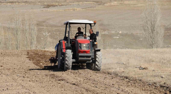 Diyadin'de tarla sürme çalışmaları başladı.