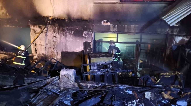 İskenderun'da döşemeci alevlere teslim oldu