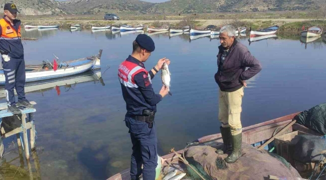 Jandarma, Bafa Gölü'nde balık avcılarını denetledi