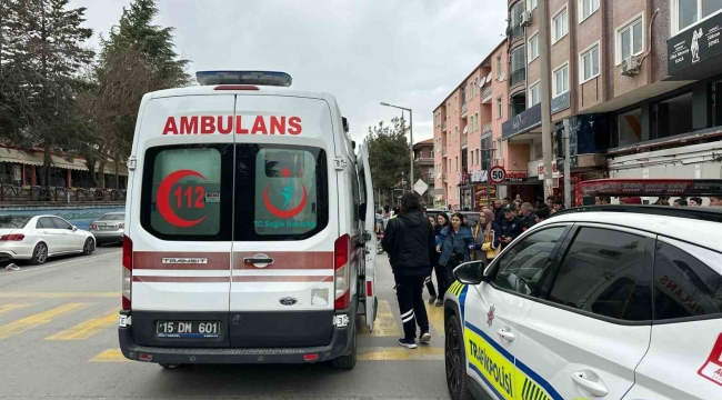 Karşıya geçmek isterken otomobilin çarptığı yaya yaralandı